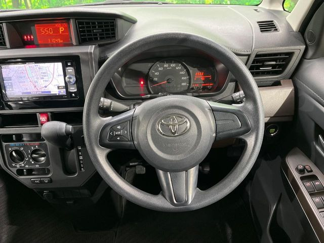 �C���e���A�ɍ��킹���f�U�C���̃X�e�A�����O�́A�^�]�������̂��Ƃ��l���A�^�]���₷���`��A�傫���ł��B�����x�A���ۂɐG���Ă��m���߂��������B