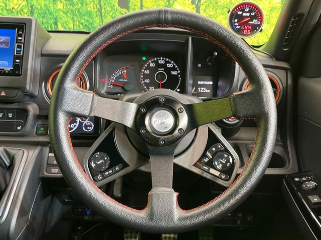 �C���e���A�ɍ��킹���f�U�C���̃X�e�A�����O�́A�^�]�������̂��Ƃ��l���A�^�]���₷���`��A�傫���ł��B�����x�A���ۂɐG���Ă��m���߂��������B