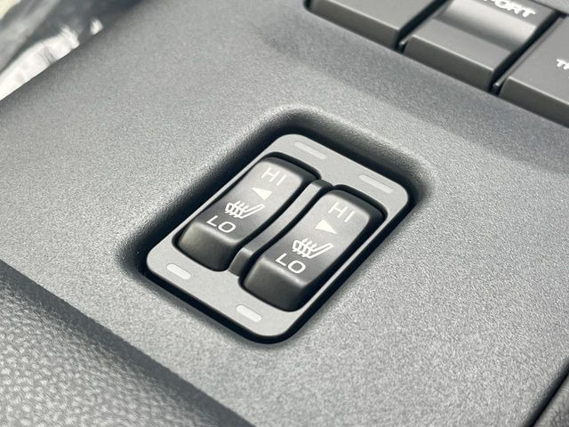 【シートヒーター】寒い日に重宝するシートヒーター!エアコンより早く温まってくれるので寒がりの人も安心ですね♪エアコンの温風は乾燥するから苦手、という方にもをおすすめです。