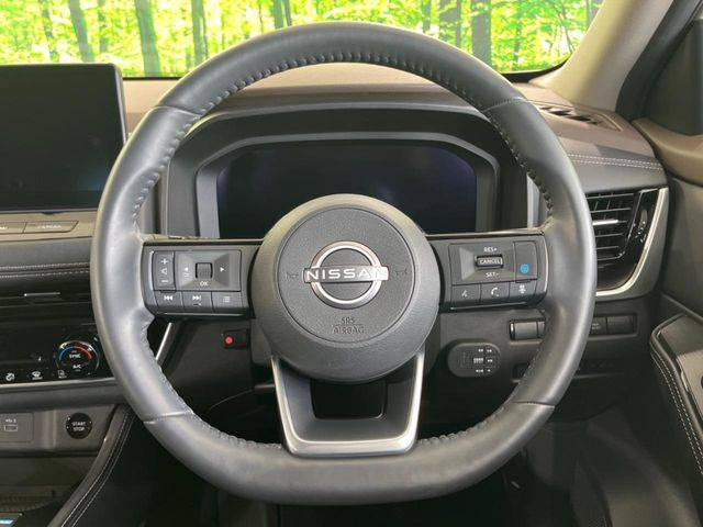 インテリアに合わせたデザインのステアリングは、運転される方のことも考え、運転しやすい形状、大きさです。是非一度、実際に触ってお確かめください。