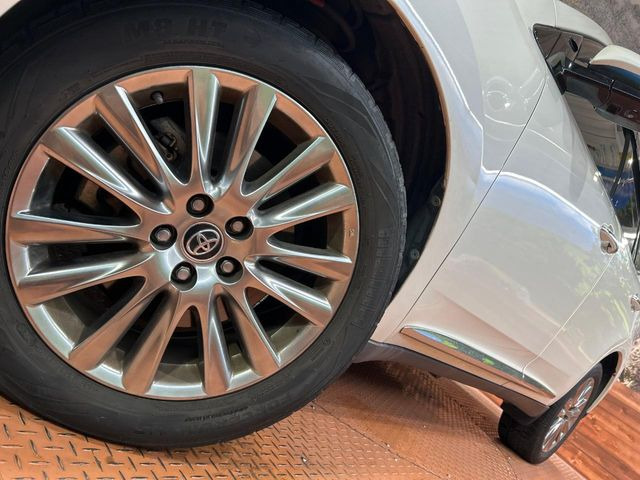 �y����18�C���`�A���~�z�C�[���z�O�ςɃ}�b�`���������A���~�z�C�[���𑕒����Ă���܂��B�e��ЊO�A���~�z�C�[����A�X�^�b�h���X�^�C�����戵�����Ă���܂��B���񂲑��k����������