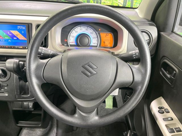 �C���e���A�ɍ��킹���f�U�C���̃X�e�A�����O�́A�^�]�������̂��Ƃ��l���A�^�]���₷���`��A�傫���ł��B�����x�A���ۂɐG���Ă��m���߂��������B