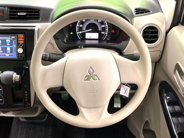 �C���e���A�ɍ��킹���f�U�C���̃X�e�A�����O�́A�^�]�������̂��Ƃ��l���A�^�]���₷���`��A�傫���ł��B�����x�A���ۂɐG���Ă��m���߂��������B