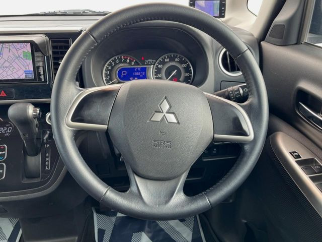 �C���e���A�ɍ��킹���f�U�C���̃X�e�A�����O�́A�^�]�������̂��Ƃ��l���A�^�]���₷���`��A�傫���ł��B�����x�A���ۂɐG���Ă��m���߂��������B