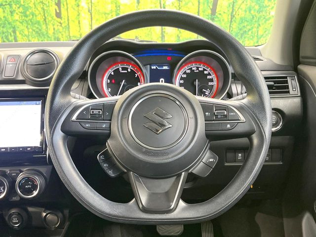 �C���e���A�ɍ��킹���f�U�C���̃X�e�A�����O�́A�^�]�������̂��Ƃ��l���A�^�]���₷���`��A�傫���ł��B�����x�A���ۂɐG���Ă��m���߂��������B