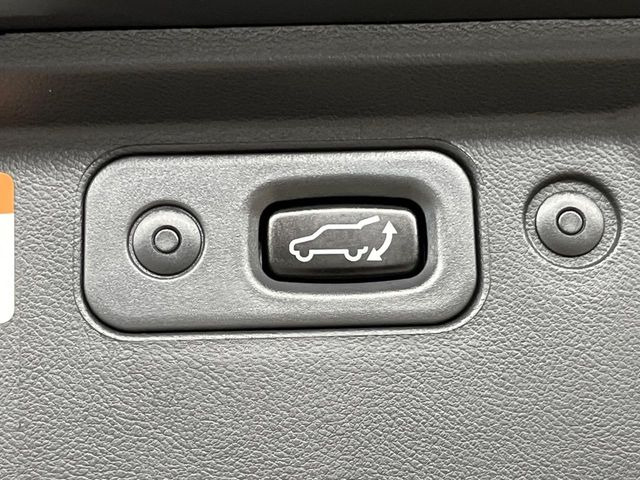 【パワーバックドア】スマートキーや運転席のボタンを押すだけでリアゲートが自動で開閉します!荷物を持っている時や、高い位置にあるバックドアを閉める際に便利な機能です♪
