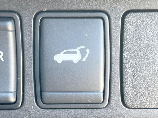 【パワーバックドア】スマートキーや運転席のボタンを押すだけでリアゲートが自動で開閉します!荷物を持っている時や、高い位置にあるバックドアを閉める際に便利な機能です♪