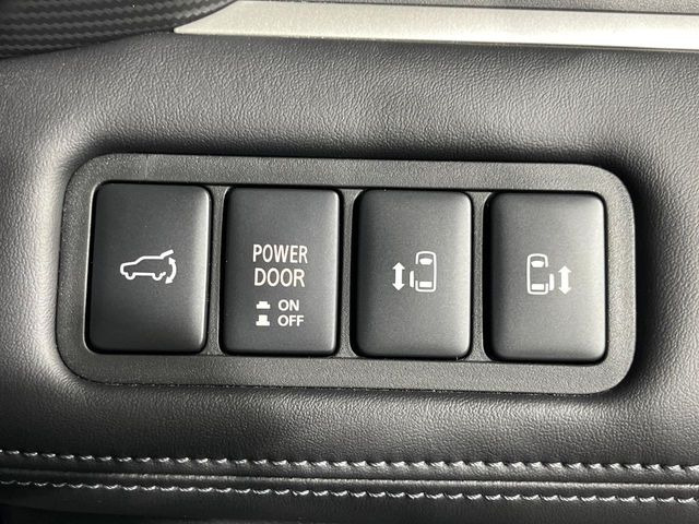 【両側パワースライドドア】スマートキーや運転席のスイッチで後席両側スライドドアの開閉が可能♪電動だから力を入れてドアを開ける必要が無く、小さなお子様でも簡単に開け閉めでき快適です♪