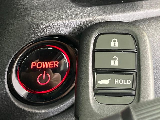 �yHonda�X�}�[�g�L�[�z�J�o����|�P�b�g�ɓ��ꂽ�܂܂ł��h�A�̎{���E�������\�ȃX�}�[�g�L�[�𑕔��B�G���W���̃I���E�I�t�����J�M�����o���K�v����������Ƃ��Ă��֗��ł���