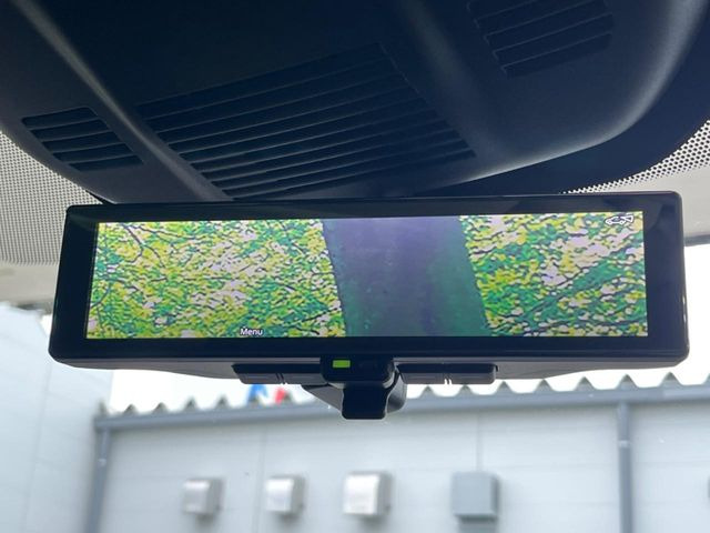【インテリジェントルームミラー】後席の大きな荷物や同乗者で後方が確認しづらい時でも安心!カメラが撮影した車両後方の映像をルームミラー内に表示。クリアな視界で状況の確認が可能です!