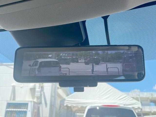 【インテリジェントルームミラー】後席の大きな荷物や同乗者で後方が確認しづらい時でも安心!カメラが撮影した車両後方の映像をルームミラー内に表示。クリアな視界で状況の確認が可能です!