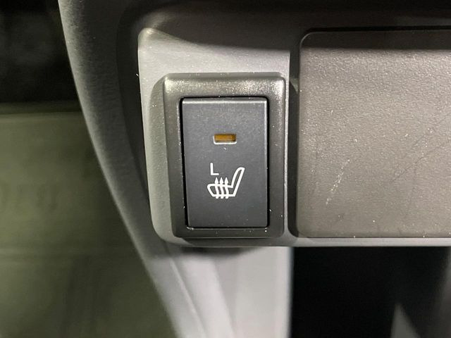 【シートヒーター】寒い日に重宝するシートヒーター!エアコンより早く温まってくれるので寒がりの人も安心ですね♪エアコンの温風は乾燥するから苦手、という方にもをおすすめです。