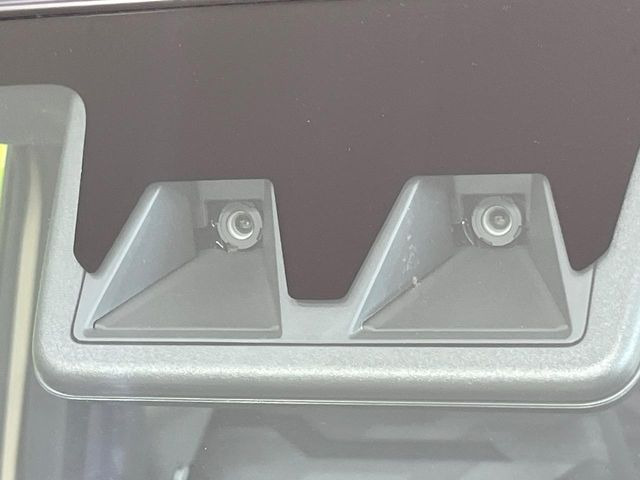 【スマートアシスト】走行中に前方の車両等を認識し、衝突しそうな時は警報とブレーキで衝突回避と被害軽減をアシスト。より安全にドライブをお楽しみいただけます。