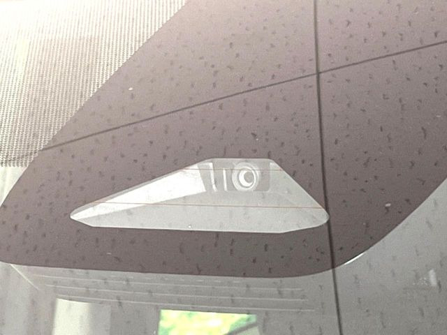 【トヨタセーフティセンス】走行中に前方の車両等を認識し、衝突しそうな時は警報とブレーキで衝突回避と被害軽減をアシスト。より安全にドライブをお楽しみいただけます。