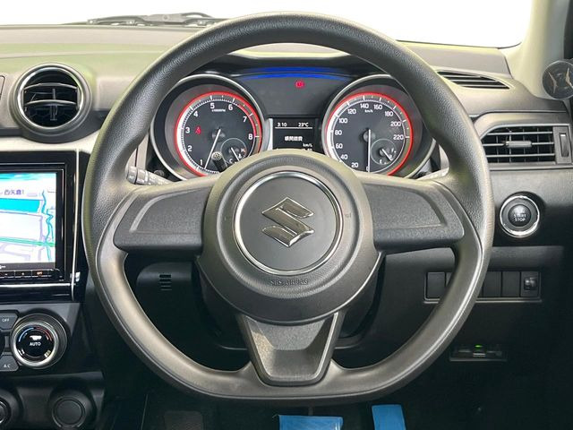 �C���e���A�ɍ��킹���f�U�C���̃X�e�A�����O�́A�^�]�������̂��Ƃ��l���A�^�]���₷���`��A�傫���ł��B�����x�A���ۂɐG���Ă��m���߂��������B