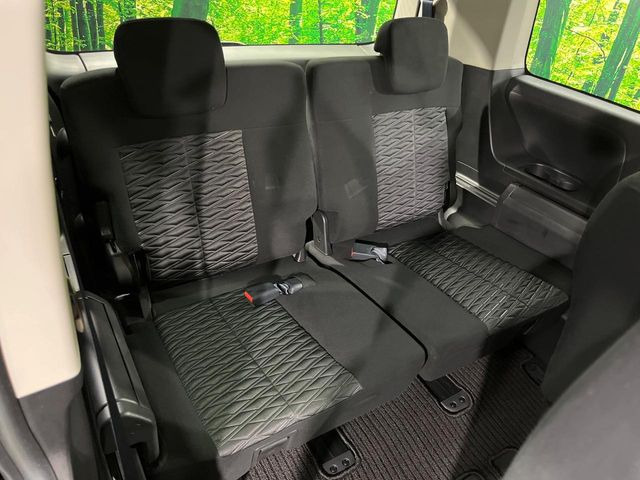 3列目シートはもちろん状態良好☆大人でもゆったりと座って頂けますので、大人数でのお出かけもラクラクです♪ご家族で、気の知れた仲間で、ドライブに行くのが楽しみですね♪