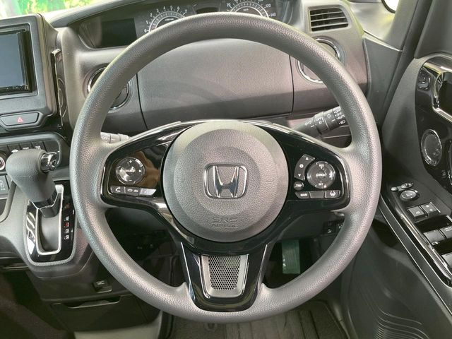 【ステアリングスイッチ】運転中、前方から目線をそらすことなく、オーディオ等の操作が可能な便利機能!安心&快適なドライブを演出してくれます♪