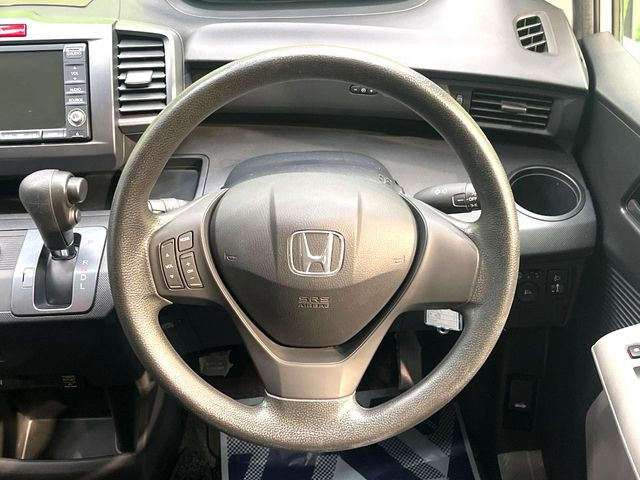 �C���e���A�ɍ��킹���f�U�C���̃X�e�A�����O�́A�^�]�������̂��Ƃ��l���A�^�]���₷���`��A�傫���ł��B�����x�A���ۂɐG���Ă��m���߂��������B