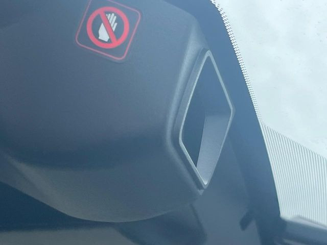【アイサイト】前方の車両等を検知し、衝突しそうな時は警報で注意を促し、ブレーキを踏む力をサポート。ブレーキを踏めなかった場合は衝突被害軽減ブレーキが作動、衝突回避をサポートします。