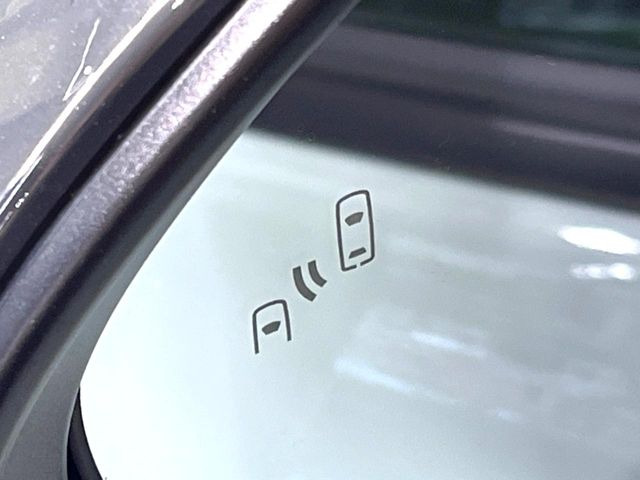【ブラインドスポットモニター】走行中、ドアミラーの死角になりやすい箇所に後続車が接近するとサイドミラーのレンズに警告を表示!ドライバーに注意喚起をしてくれます。