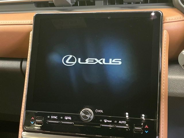 �y9.8�C���` �f�B�X�v���C�I�[�f�B�I�z���ʂ̃f�B�X�v���C��AppleCarPlay��AndroidAuto�����p�\�B�傫�ȉ�ʂŃX�}�z�i�r�A�v���������p���������܂���