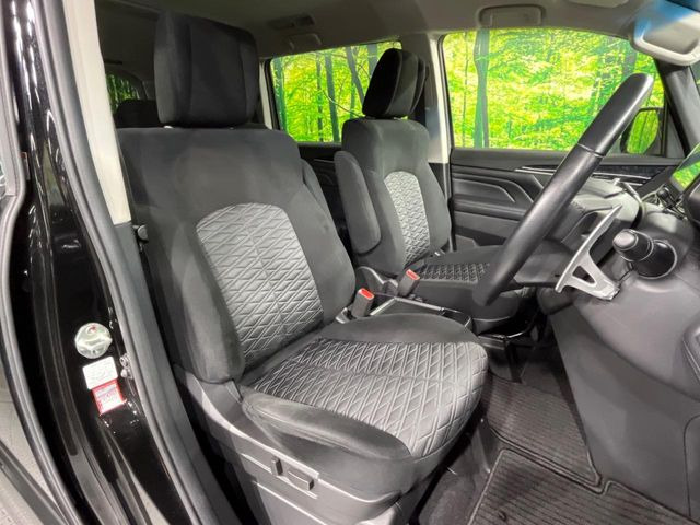 運転席シート廻りは使用感も少なく、良好な状態となっています。丁寧に使われていたことがよくわかりますね。