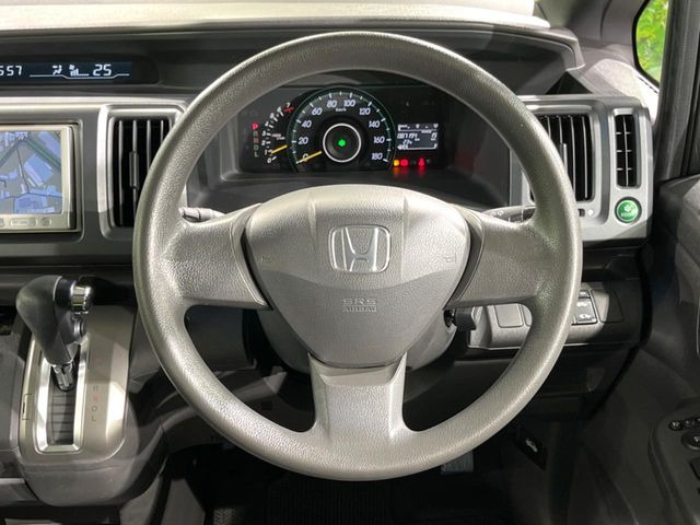 �C���e���A�ɍ��킹���f�U�C���̃X�e�A�����O�́A�^�]�������̂��Ƃ��l���A�^�]���₷���`��A�傫���ł��B�����x�A���ۂɐG���Ă��m���߂��������B