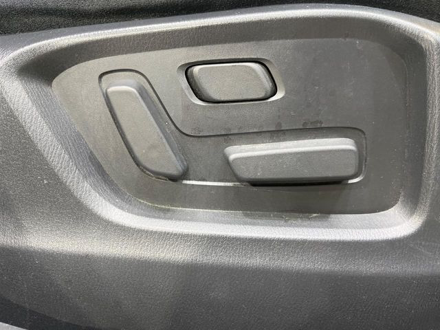 【運転席8WAYパワーシート】リクライニングからシートリフターまで、スイッチ一つで簡単にシートの微調整が可能!自分に最適なシートポジションにセットして、快適なドライブをお楽しみください。