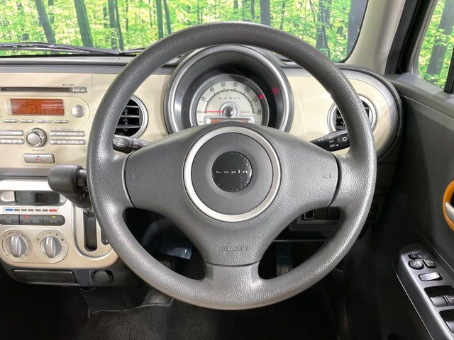 �C���e���A�ɍ��킹���f�U�C���̃X�e�A�����O�́A�^�]�������̂��Ƃ��l���A�^�]���₷���`��A�傫���ł��B�����x�A���ۂɐG���Ă��m���߂��������B