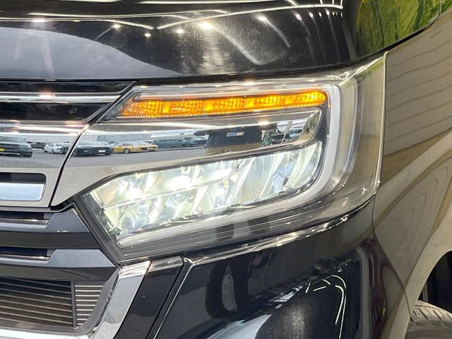 【LEDヘッドライト】悪天候や夜間走行時も良好な視界を確保し安心して運転できる高輝度LEDヘッドライトを装備!点灯速度が早く、消費電力も抑えられています。