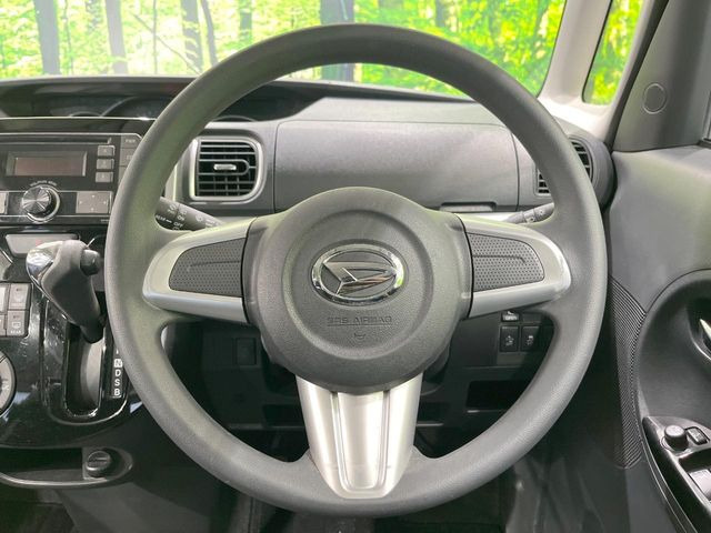 �C���e���A�ɍ��킹���f�U�C���̃X�e�A�����O�́A�^�]�������̂��Ƃ��l���A�^�]���₷���`��A�傫���ł��B�����x�A���ۂɐG���Ă��m���߂��������B
