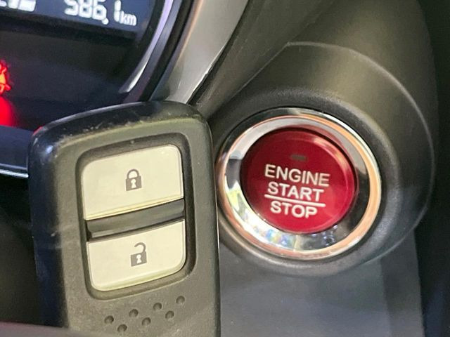 �yHonda�X�}�[�g�L�[�z�J�o����|�P�b�g�ɓ��ꂽ�܂܂ł��h�A�̎{���E�������\�ȃX�}�[�g�L�[�𑕔��B�G���W���̃I���E�I�t�����J�M�����o���K�v����������Ƃ��Ă��֗��ł���