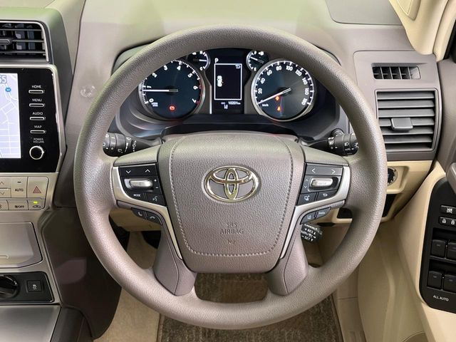 �C���e���A�ɍ��킹���f�U�C���̃X�e�A�����O�́A�^�]�������̂��Ƃ��l���A�^�]���₷���`��A�傫���ł��B�����x�A���ۂɐG���Ă��m���߂��������B