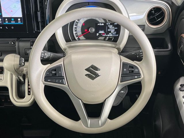 �C���e���A�ɍ��킹���f�U�C���̃X�e�A�����O�́A�^�]�������̂��Ƃ��l���A�^�]���₷���`��A�傫���ł��B�����x�A���ۂɐG���Ă��m���߂��������B