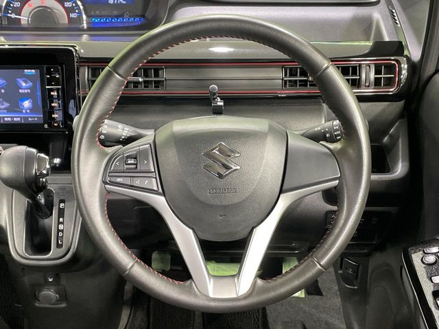�C���e���A�ɍ��킹���f�U�C���̃X�e�A�����O�́A�^�]�������̂��Ƃ��l���A�^�]���₷���`��A�傫���ł��B�����x�A���ۂɐG���Ă��m���߂��������B