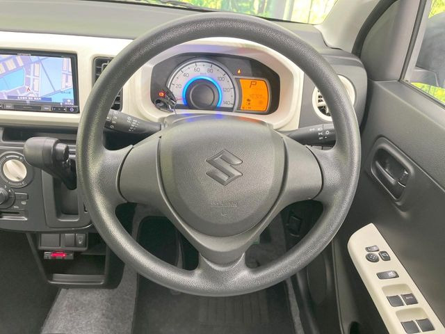 �C���e���A�ɍ��킹���f�U�C���̃X�e�A�����O�́A�^�]�������̂��Ƃ��l���A�^�]���₷���`��A�傫���ł��B�����x�A���ۂɐG���Ă��m���߂��������B