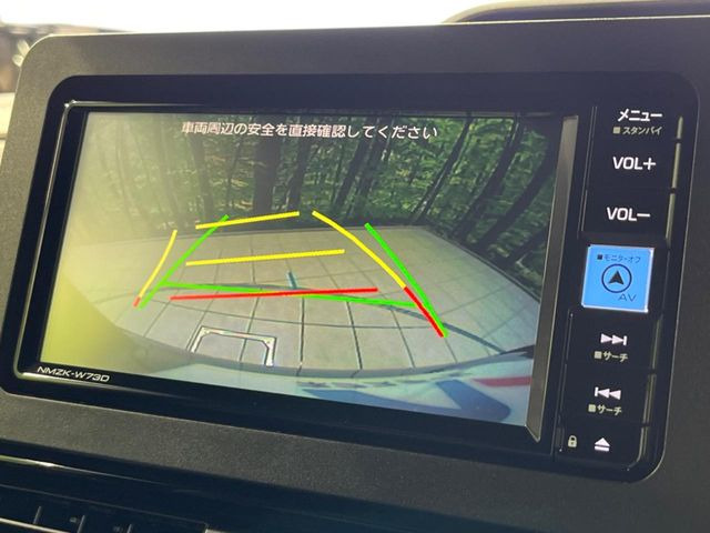 【バックカメラ】駐車時に後方がリアルタイム映像で確認できます。大型商業施設や立体駐車場での駐車時や、夜間のバック時に大活躍!運転スキルに関わらず、今や必須となった装備のひとつです!