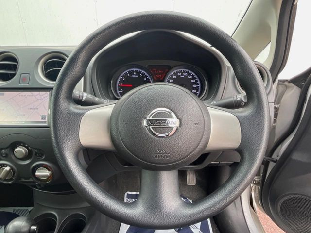�C���e���A�ɍ��킹���f�U�C���̃X�e�A�����O�́A�^�]�������̂��Ƃ��l���A�^�]���₷���`��A�傫���ł��B�����x�A���ۂɐG���Ă��m���߂��������B