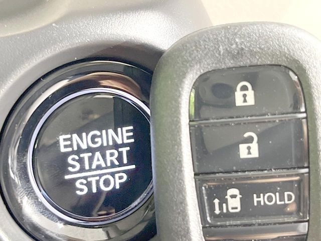 �yHonda�X�}�[�g�L�[�z�J�o����|�P�b�g�ɓ��ꂽ�܂܂ł��h�A�̎{���E�������\�ȃX�}�[�g�L�[�𑕔��B�G���W���̃I���E�I�t�����J�M�����o���K�v����������Ƃ��Ă��֗��ł���