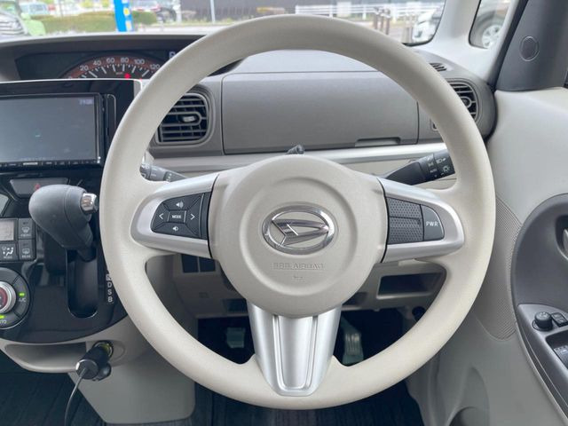 �C���e���A�ɍ��킹���f�U�C���̃X�e�A�����O�́A�^�]�������̂��Ƃ��l���A�^�]���₷���`��A�傫���ł��B�����x�A���ۂɐG���Ă��m���߂��������B