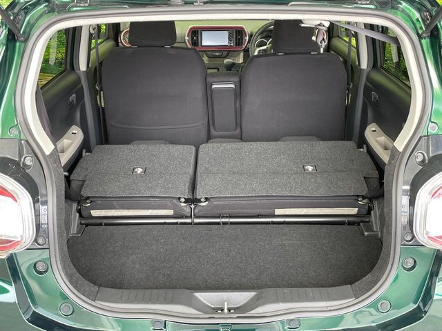 後席を格納すると、これだけの広さが!シーンに合わせたシートアレンジで、大きな荷物も積むことが出来ます♪