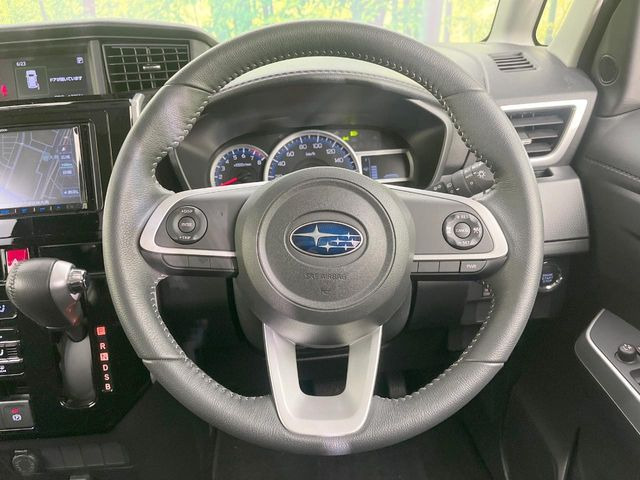 �C���e���A�ɍ��킹���f�U�C���̃X�e�A�����O�́A�^�]�������̂��Ƃ��l���A�^�]���₷���`��A�傫���ł��B�����x�A���ۂɐG���Ă��m���߂��������B