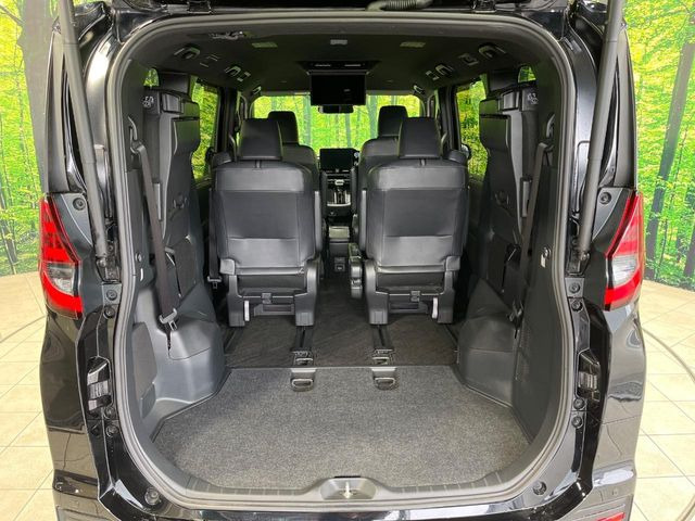 普段のお買い物や通勤、送迎等に十分な荷室スペースを確保しております。セカンドシートを倒すと、大きな荷物の積載も可能です♪