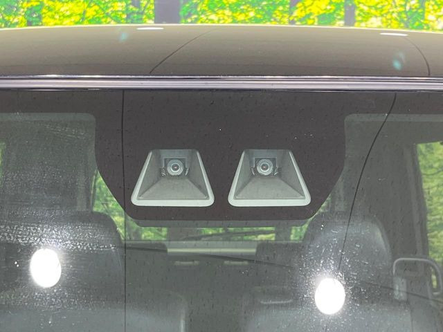 【スマートアシスト】走行中に前方の車両等を認識し、衝突しそうな時は警報とブレーキで衝突回避と被害軽減をアシスト。より安全にドライブをお楽しみいただけます。