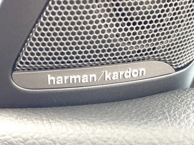 ��harman/kardon�T�E���h�V�X�e��:�I�[�f�B�I��僁�[�J�[����|����v���~�A���X�s�[�J�[�𑕔��B�����̃X�s�[�J�[����A���̗������܂ŕ����鍂�i���ȉ��y�����y���݂��������܂��B