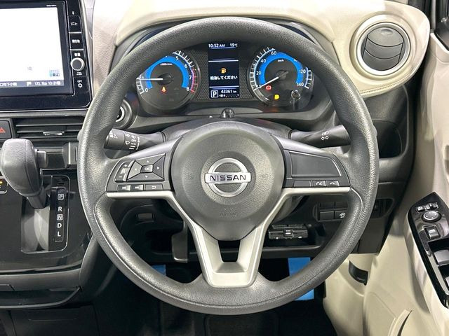 �C���e���A�ɍ��킹���f�U�C���̃X�e�A�����O�́A�^�]�������̂��Ƃ��l���A�^�]���₷���`��A�傫���ł��B�����x�A���ۂɐG���Ă��m���߂��������B