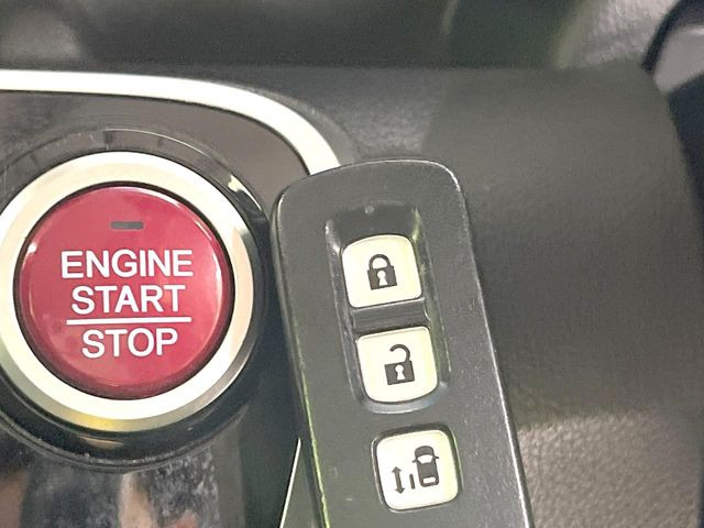 �yHonda�X�}�[�g�L�[�z�J�o����|�P�b�g�ɓ��ꂽ�܂܂ł��h�A�̎{���E�������\�ȃX�}�[�g�L�[�𑕔��B�G���W���̃I���E�I�t�����J�M�����o���K�v����������Ƃ��Ă��֗��ł���