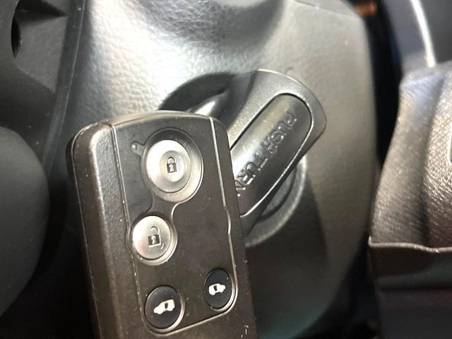 �yHonda�X�}�[�g�L�[�z�J�o����|�P�b�g�ɓ��ꂽ�܂܂ł��h�A�̎{���E�������\�ȃX�}�[�g�L�[�𑕔��B�G���W���̃I���E�I�t�����J�M�����o���K�v����������Ƃ��Ă��֗��ł���
