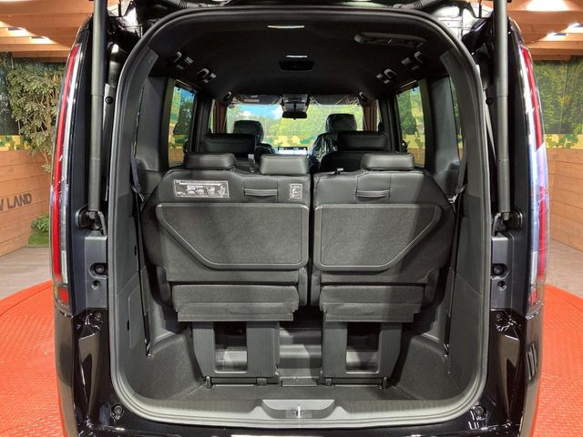 普段のお買い物や通勤、送迎等に十分な荷室スペースを確保しております。セカンドシートを倒すと、大きな荷物の積載も可能です♪