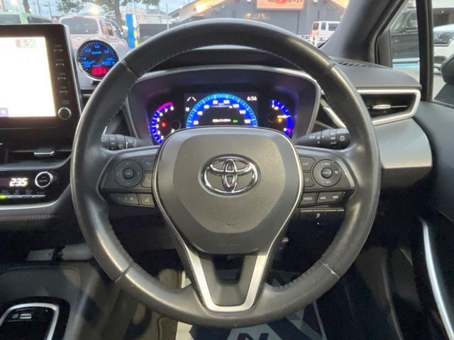 �C���e���A�ɍ��킹���f�U�C���̃X�e�A�����O�́A�^�]�������̂��Ƃ��l���A�^�]���₷���`��A�傫���ł��B�����x�A���ۂɐG���Ă��m���߂��������B